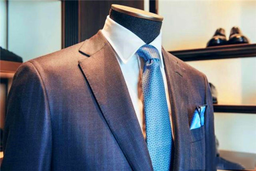 為什么西裝口袋里放方巾？用法在這里！