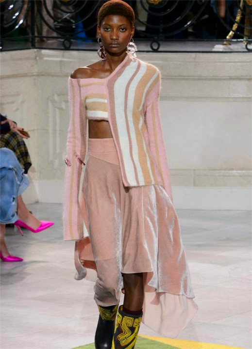 這種版型的衣服，不管是搭配什么風(fēng)格的外套，都時(shí)尚