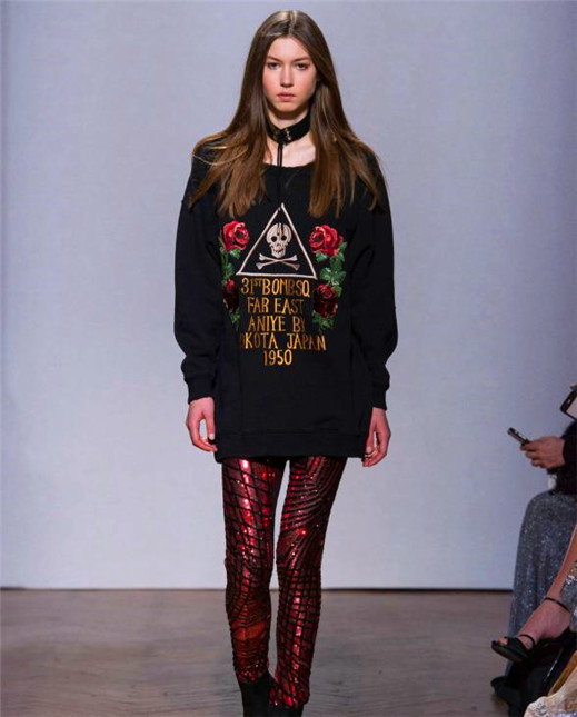 這種版型的衣服，不管是搭配什么風(fēng)格的外套，都時(shí)尚