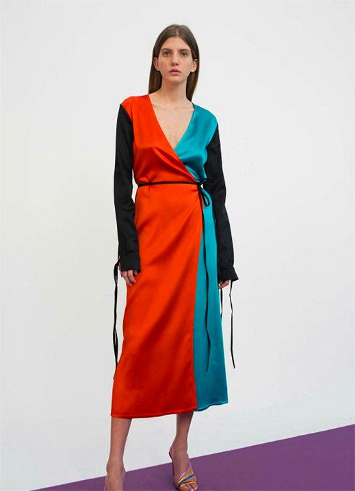 感覺這衣服，不管是面料還是顏色的搭配都很完美，很巧妙