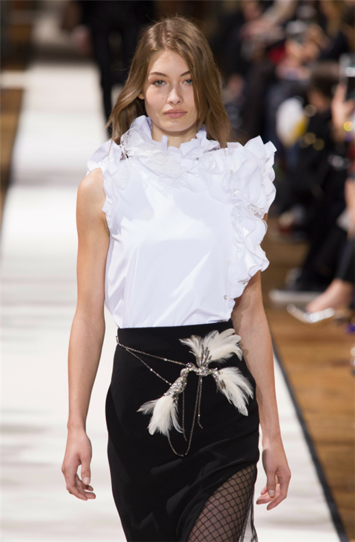 試一試注重衣服顏色搭配，會讓你看起來很有氣色，潮流日新月異