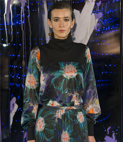 試一試注重衣服顏色搭配，會讓你看起來很有氣色，潮流日新月異