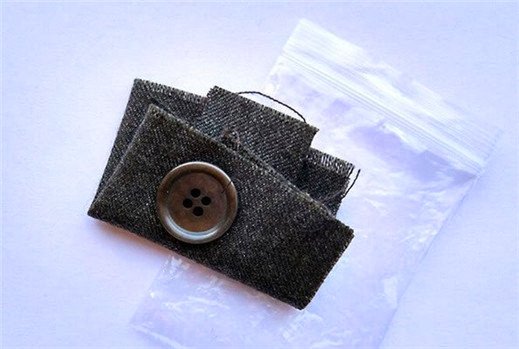 買新衣服時，附帶的“一小塊布料”有什么用？