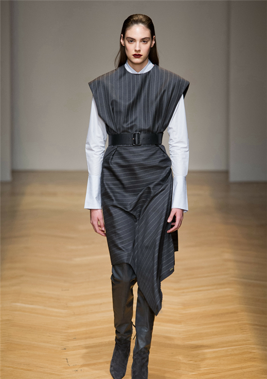 輕盈的裁剪和設計，顏色的搭配都很完美，十分的大膽