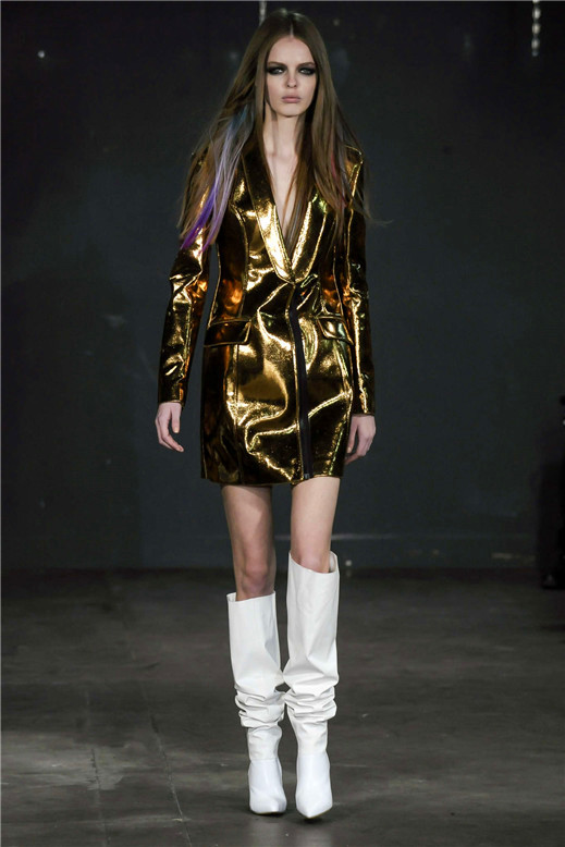 輕盈的裁剪和設(shè)計(jì)，顏色的搭配都很完美，十分的大膽