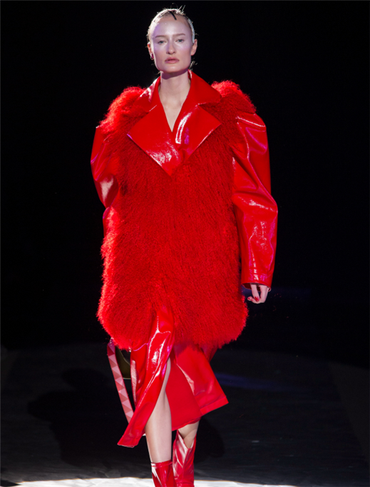 輕盈的裁剪和設(shè)計(jì)，顏色的搭配都很完美，十分的大膽