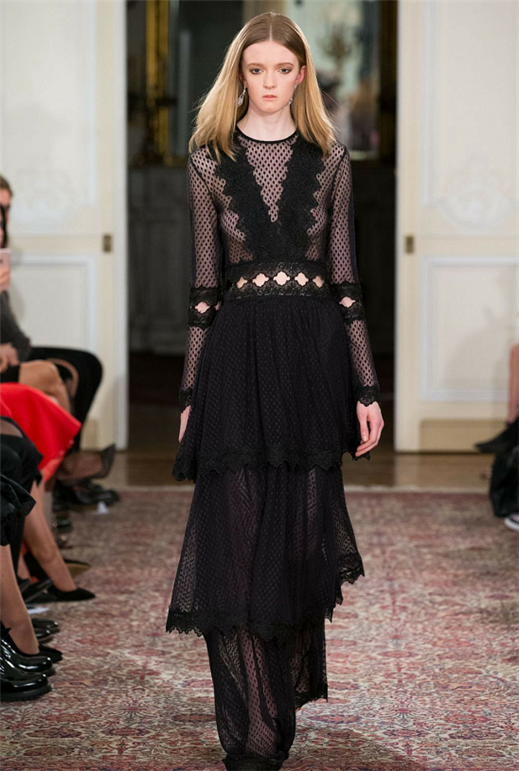 輕盈的裁剪和設(shè)計(jì)，顏色的搭配都很完美，十分的大膽