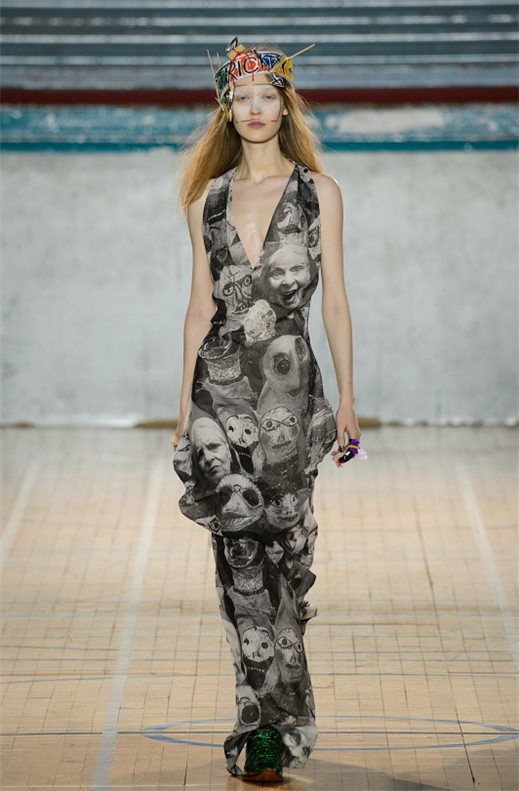 輕盈的裁剪和設(shè)計(jì)，顏色的搭配都很完美，十分的大膽